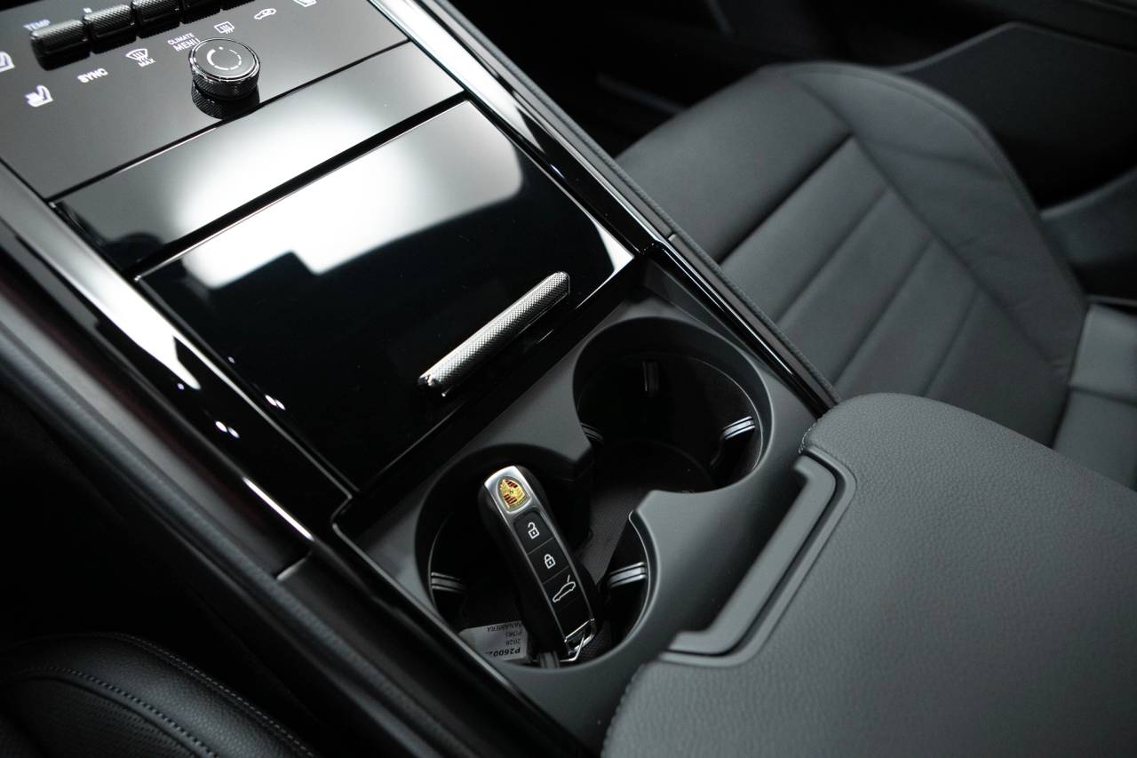 Thumbnail: 2026 Porsche Panamera - 30