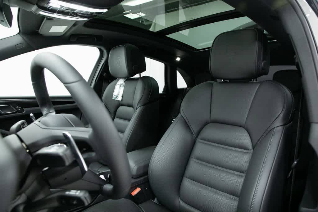 Thumbnail: 2025 Porsche Macan - 5