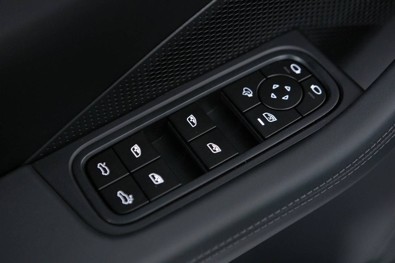 Thumbnail: 2025 Porsche Macan - 26