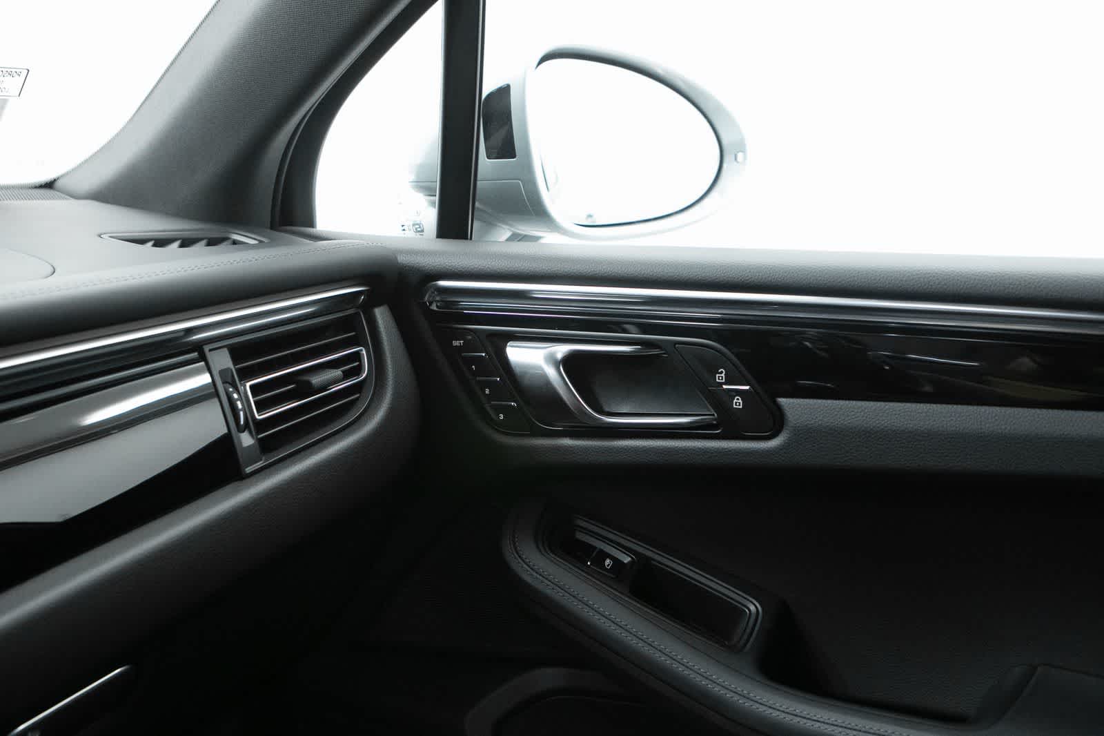 Thumbnail: 2026 Porsche Macan - 31