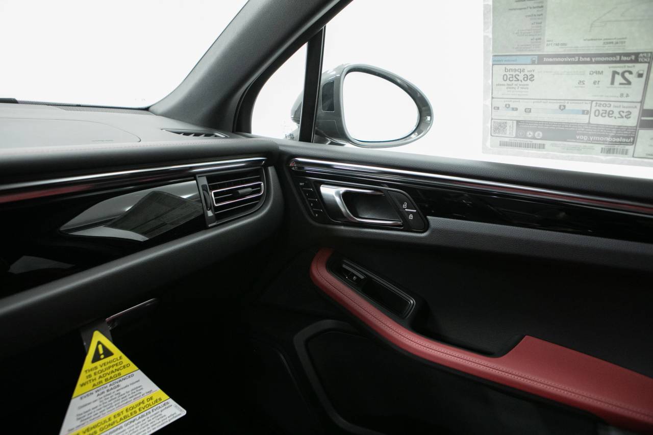 Thumbnail: 2026 Porsche Macan - 32