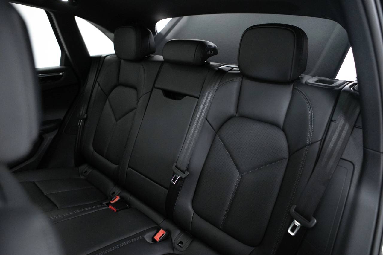 Thumbnail: 2026 Porsche Macan - 35