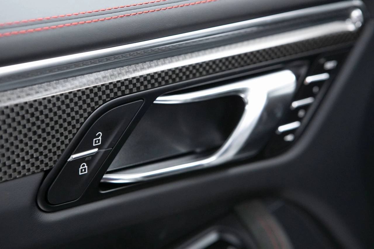 Thumbnail: 2026 Porsche Macan - 19