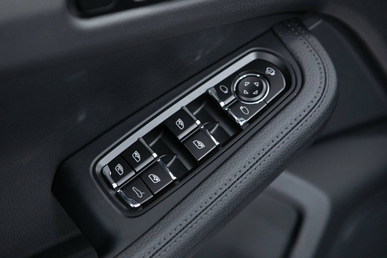 Thumbnail: 2026 Porsche Macan - 26