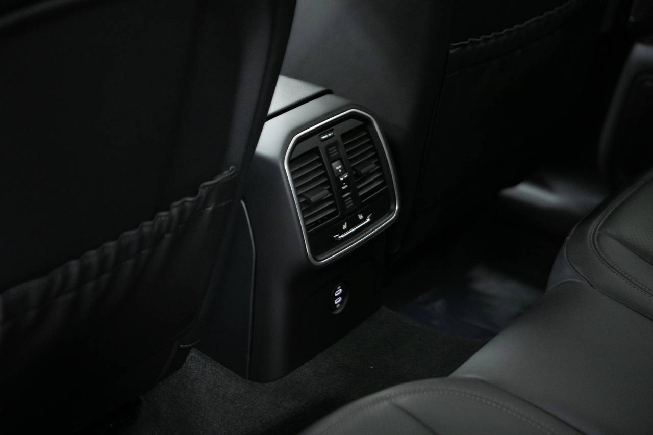 Thumbnail: 2026 Porsche Macan - 34