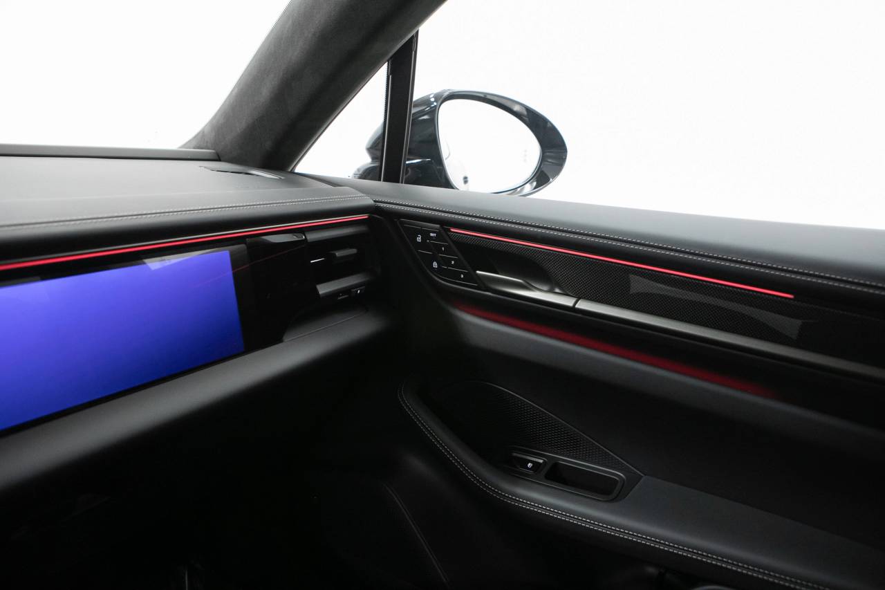 Thumbnail: 2026 Porsche Macan - 31