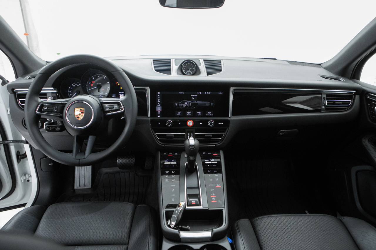 Thumbnail: 2026 Porsche Macan - 20