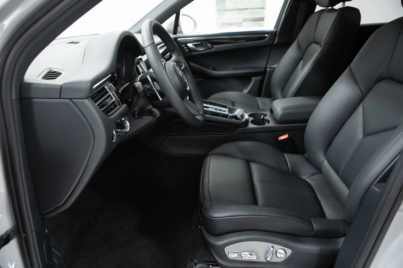 Thumbnail: 2026 Porsche Macan - 23