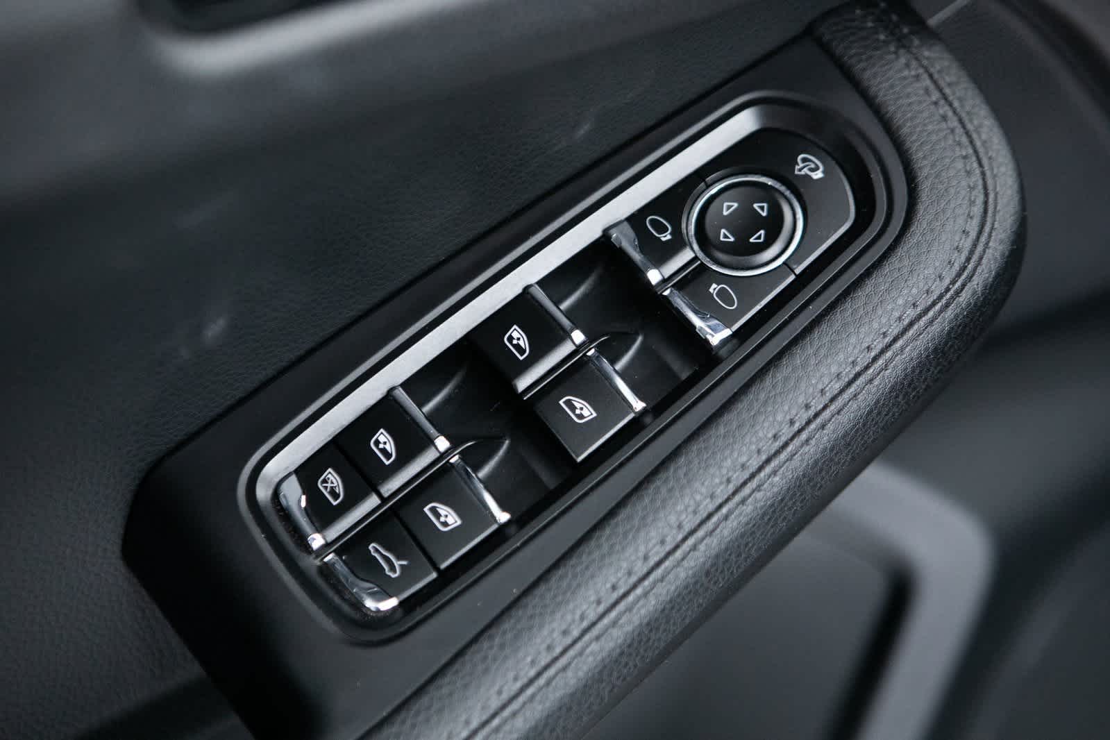 Thumbnail: 2023 Porsche Macan - 18