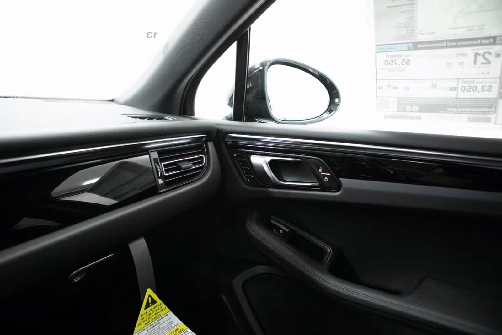 Thumbnail: 2025 Porsche Macan - 25