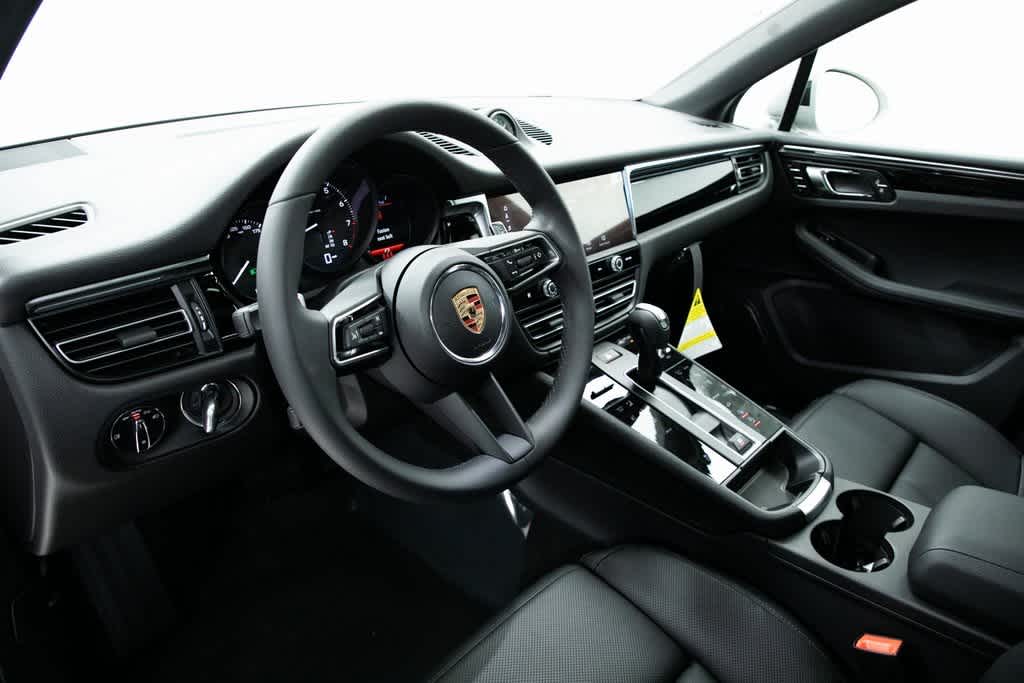 Thumbnail: 2025 Porsche Macan - 4