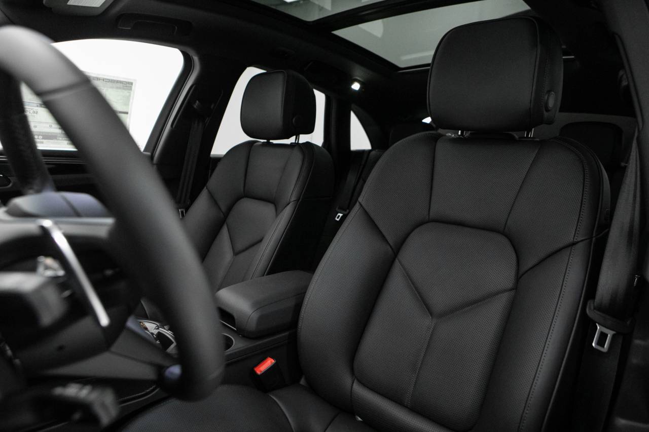 Thumbnail: 2026 Porsche Macan - 5
