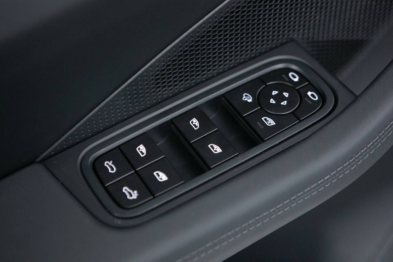 Thumbnail: 2026 Porsche Macan - 25