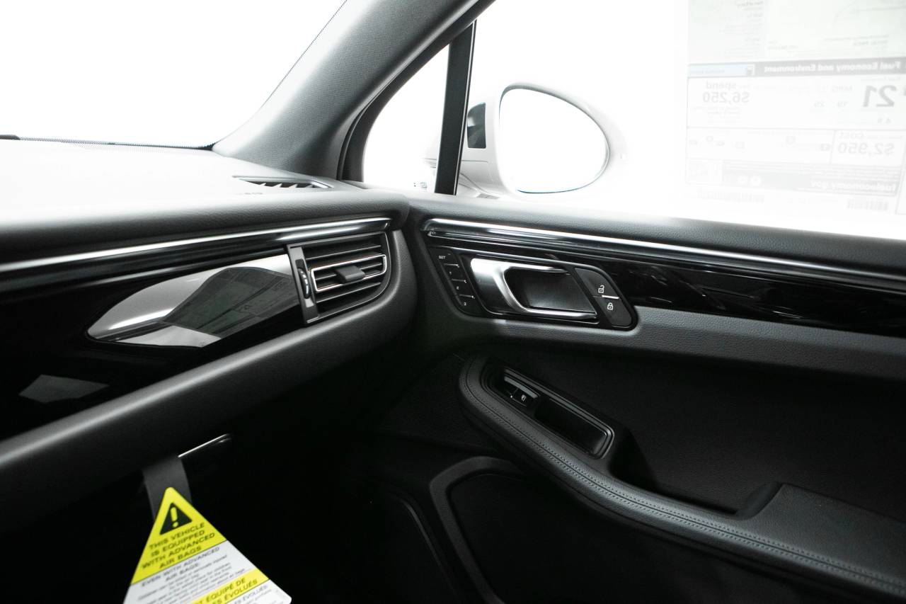 Thumbnail: 2026 Porsche Macan - 31