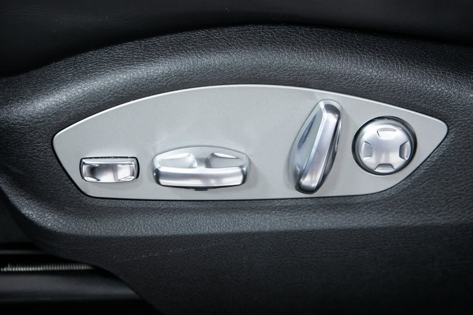 Thumbnail: 2025 Porsche Macan - 17