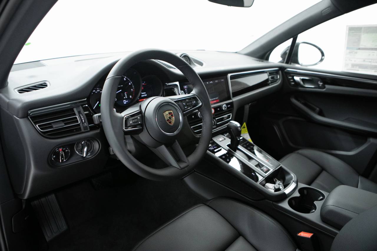 Thumbnail: 2026 Porsche Macan - 4