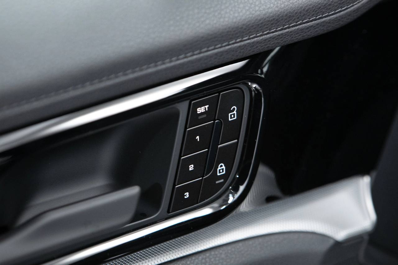 Thumbnail: 2026 Porsche Panamera - 26