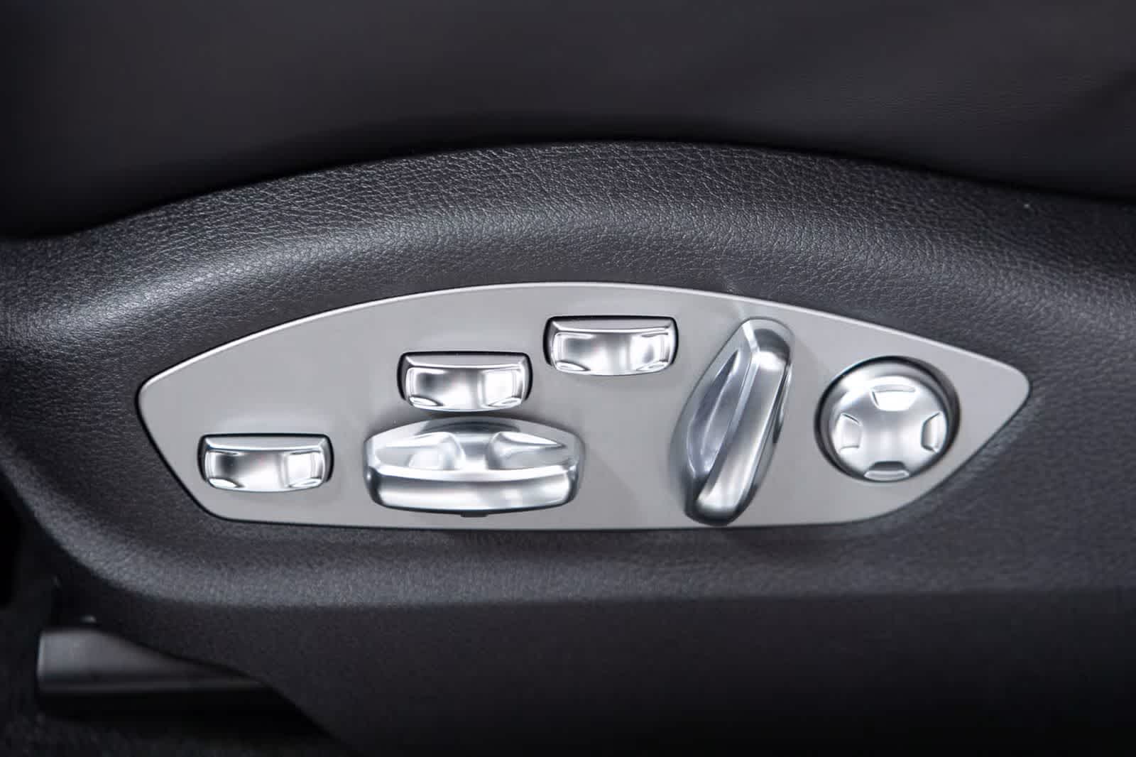 Thumbnail: 2026 Porsche Macan - 25