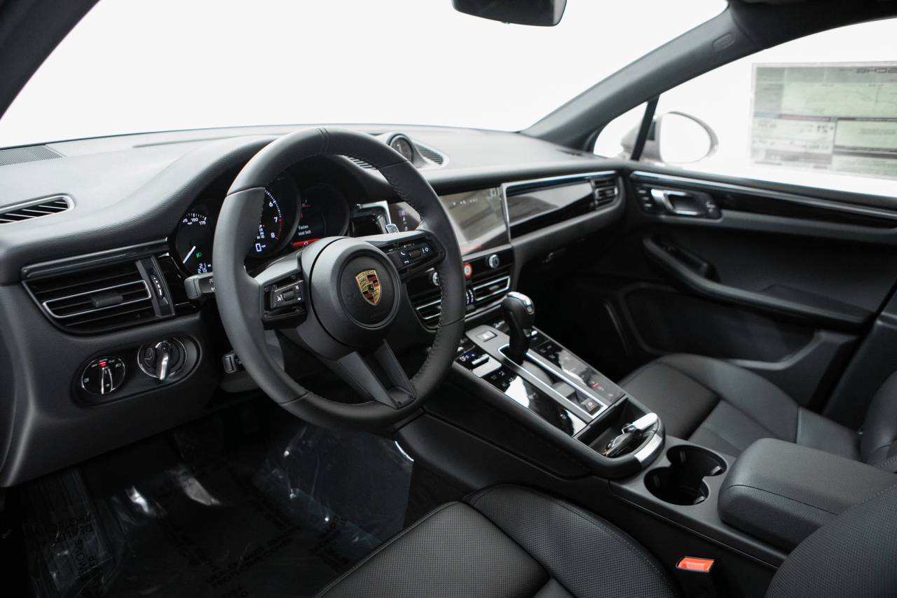 Thumbnail: 2026 Porsche Macan - 4