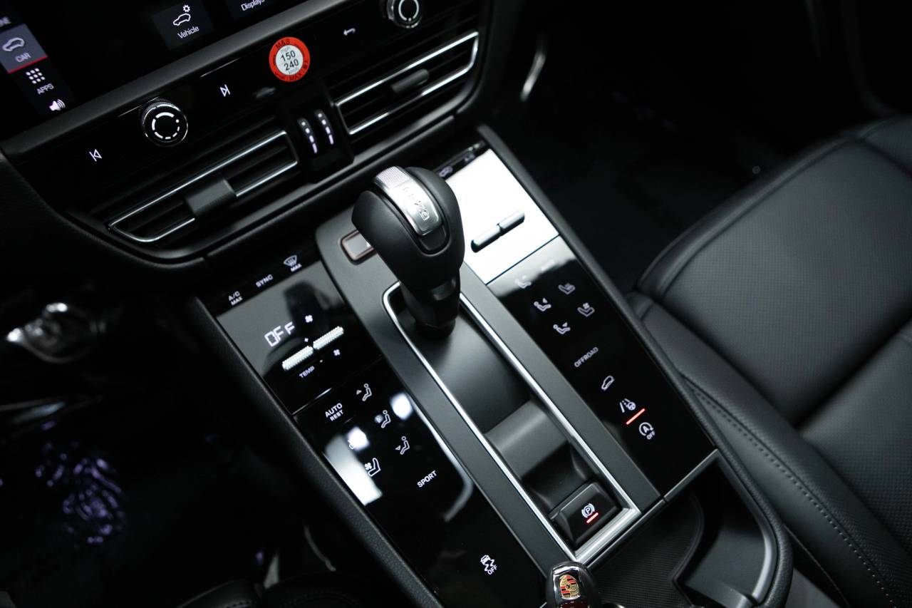 Thumbnail: 2026 Porsche Macan - 28