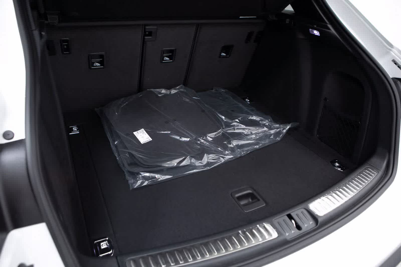 Thumbnail: 2025 Porsche Macan - 32