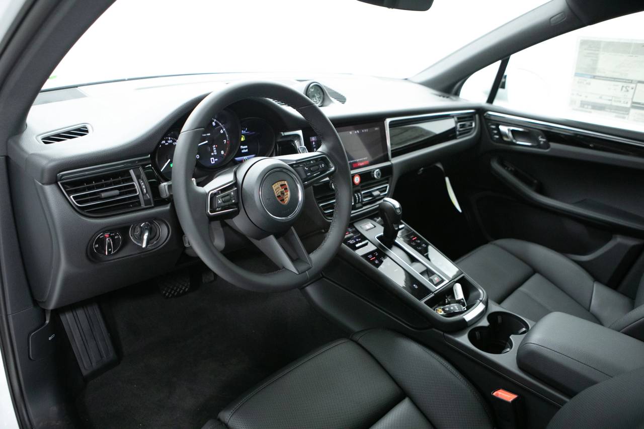 2026 Porsche Macan T photo 4