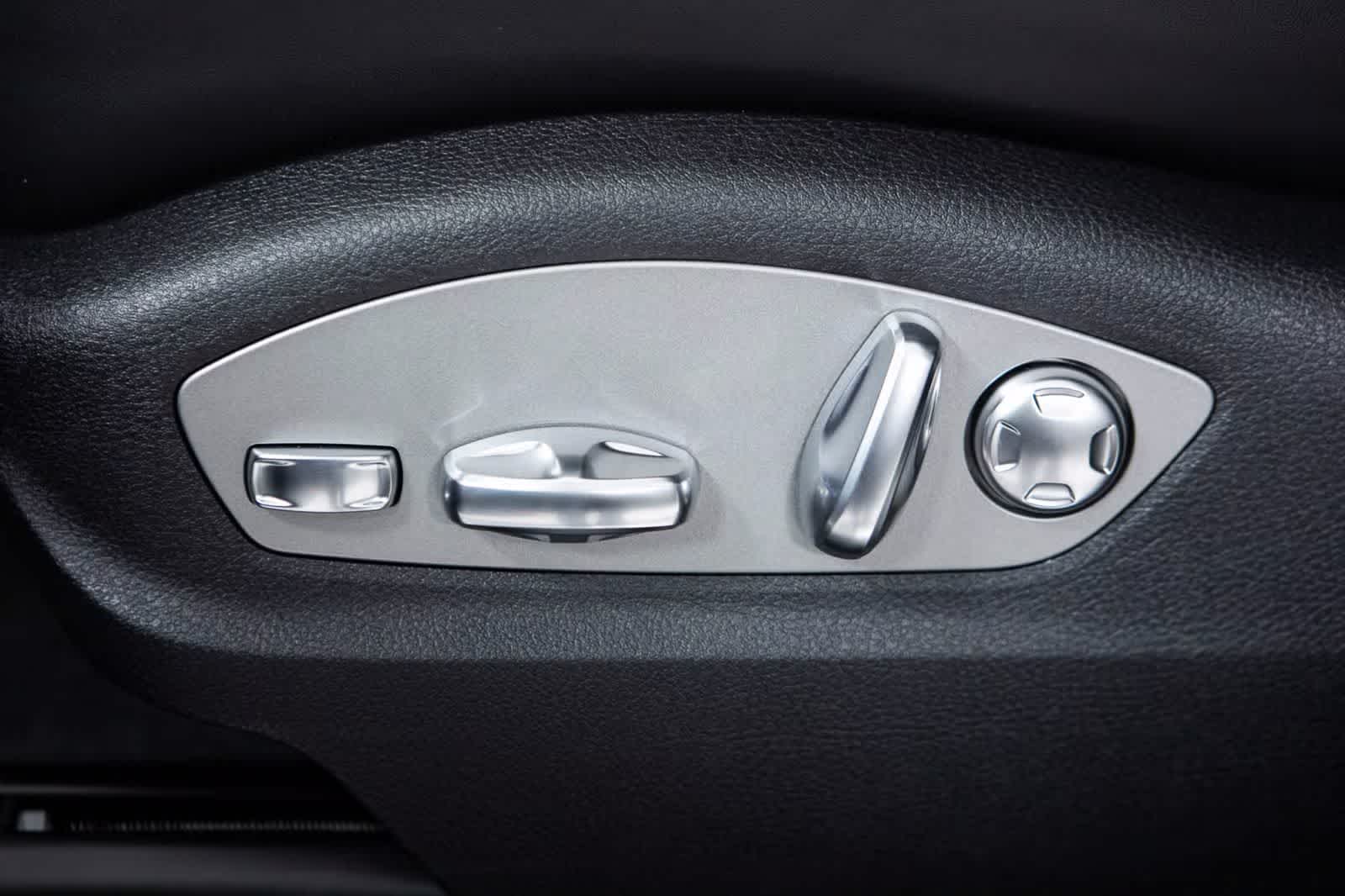 Thumbnail: 2026 Porsche Macan - 24