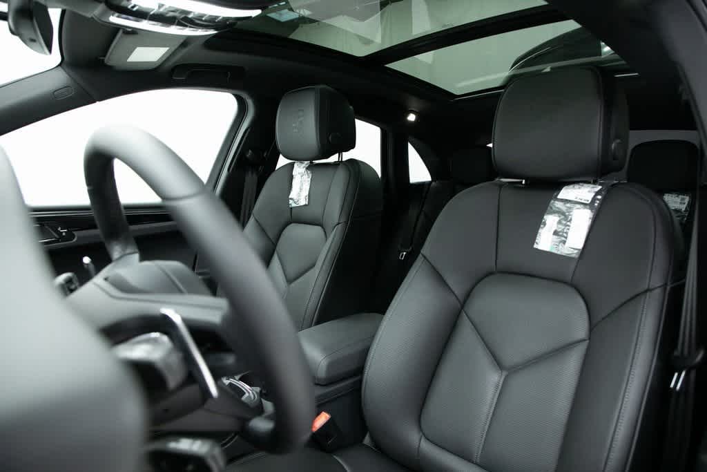 Thumbnail: 2025 Porsche Macan - 5