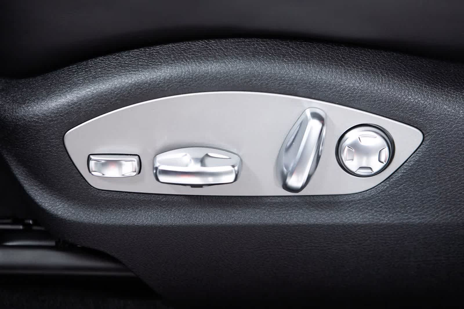 Thumbnail: 2026 Porsche Macan - 24