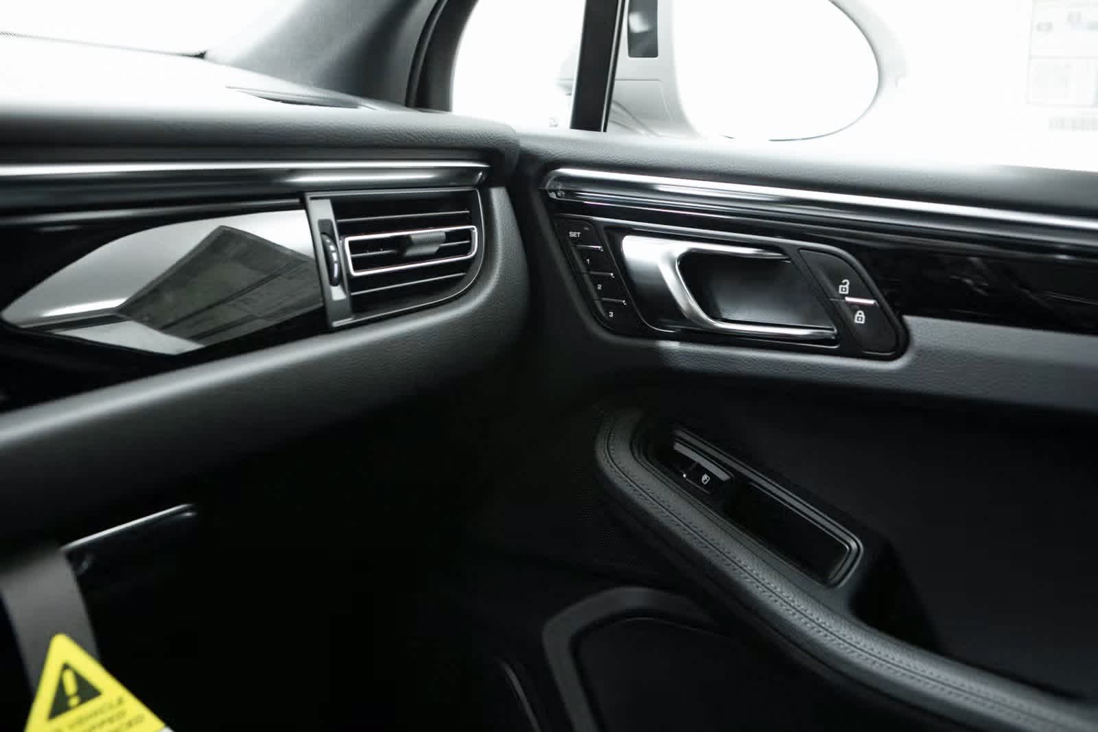 Thumbnail: 2025 Porsche Macan - 23