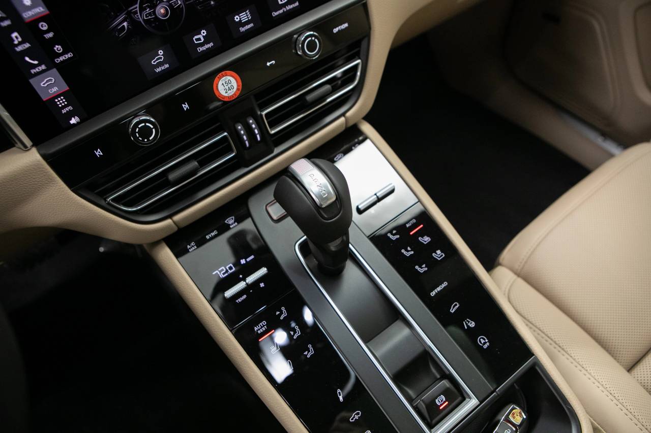 Thumbnail: 2026 Porsche Macan - 28