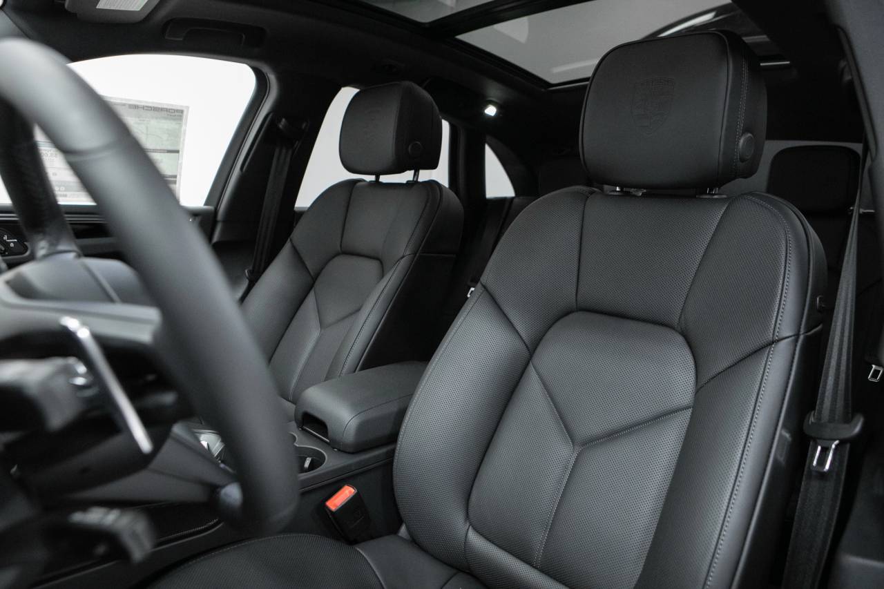Thumbnail: 2026 Porsche Macan - 5