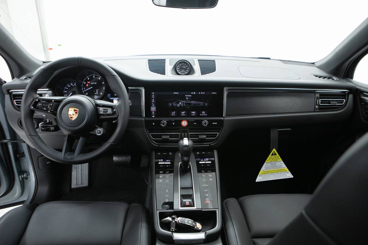 Thumbnail: 2026 Porsche Macan - 20