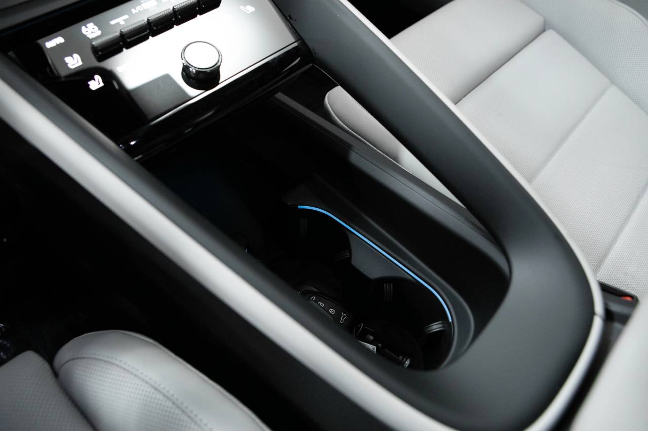 Thumbnail: 2026 Porsche Macan - 31