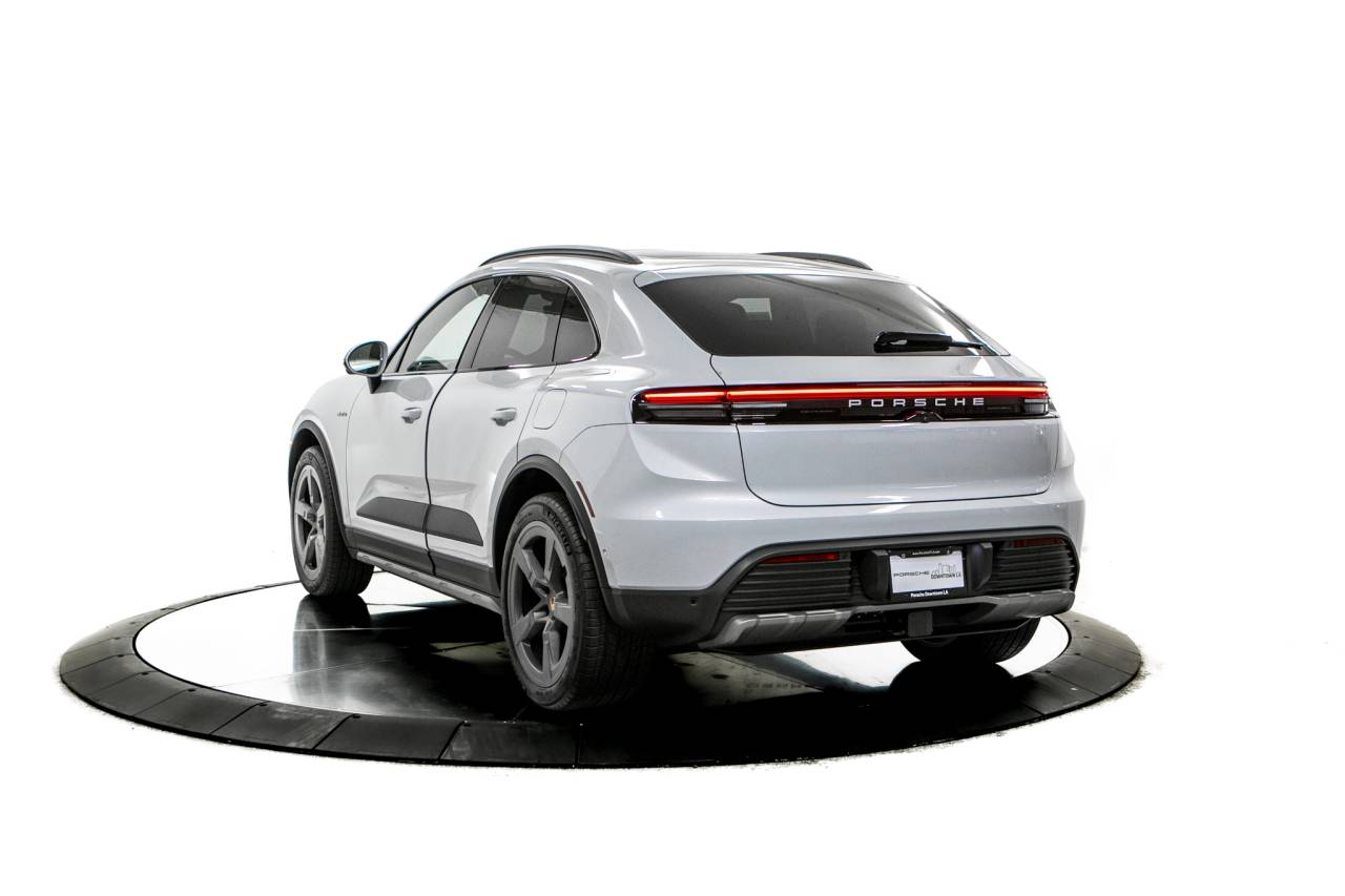 Thumbnail: 2026 Porsche Macan - 3