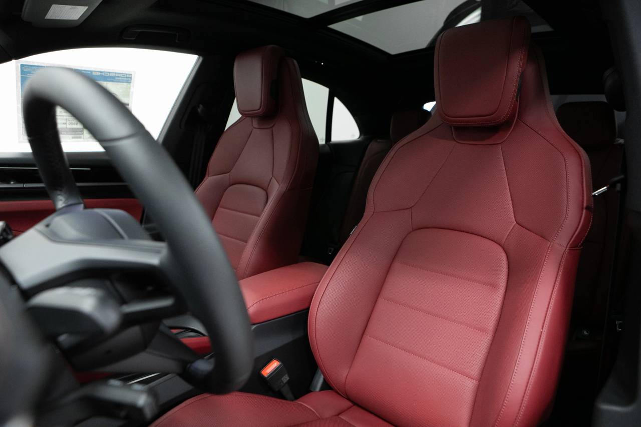 Thumbnail: 2026 Porsche Macan - 5