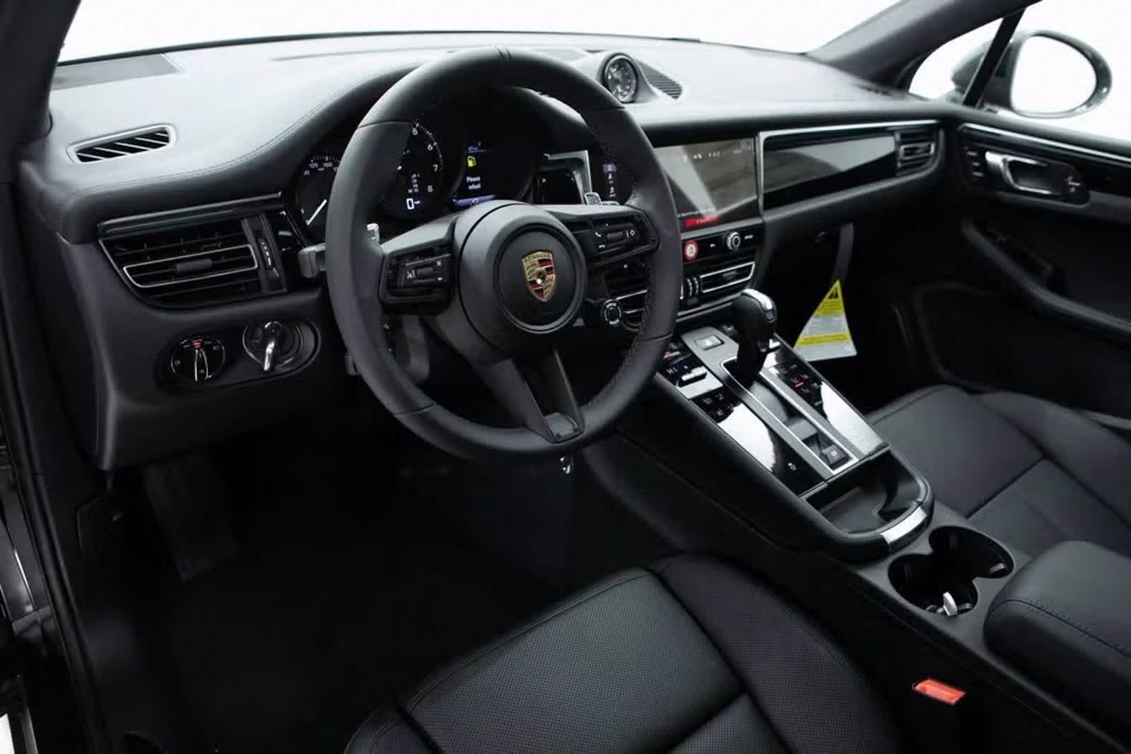 2025 Porsche Macan T photo 4