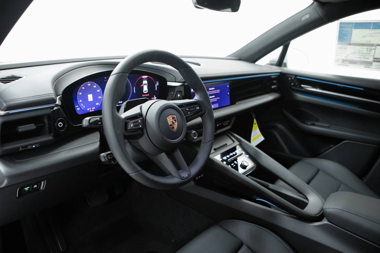 Thumbnail: 2026 Porsche Macan - 4