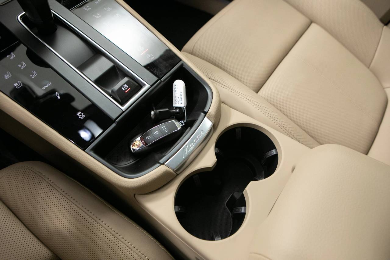 Thumbnail: 2026 Porsche Macan - 34