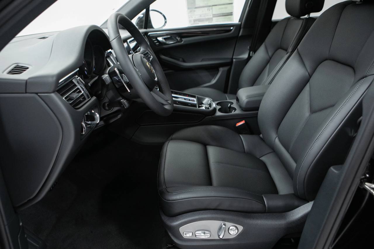 Thumbnail: 2026 Porsche Macan - 23