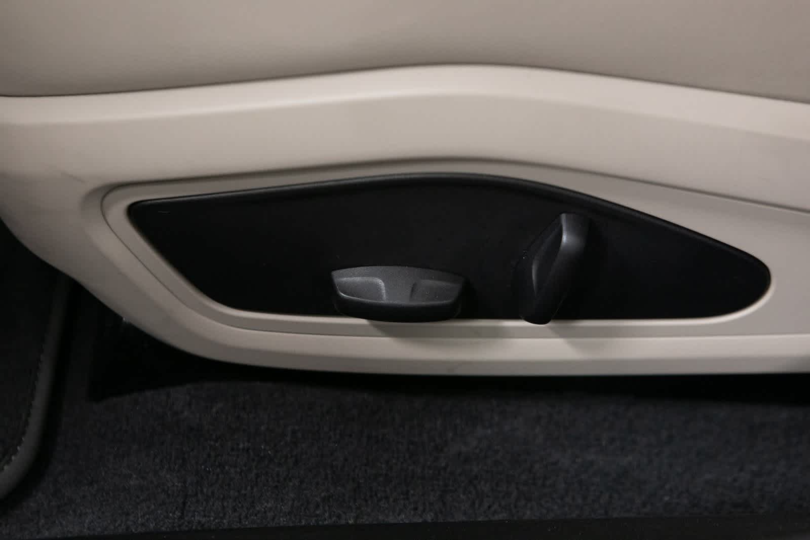 Thumbnail: 2023 Porsche Taycan - 17