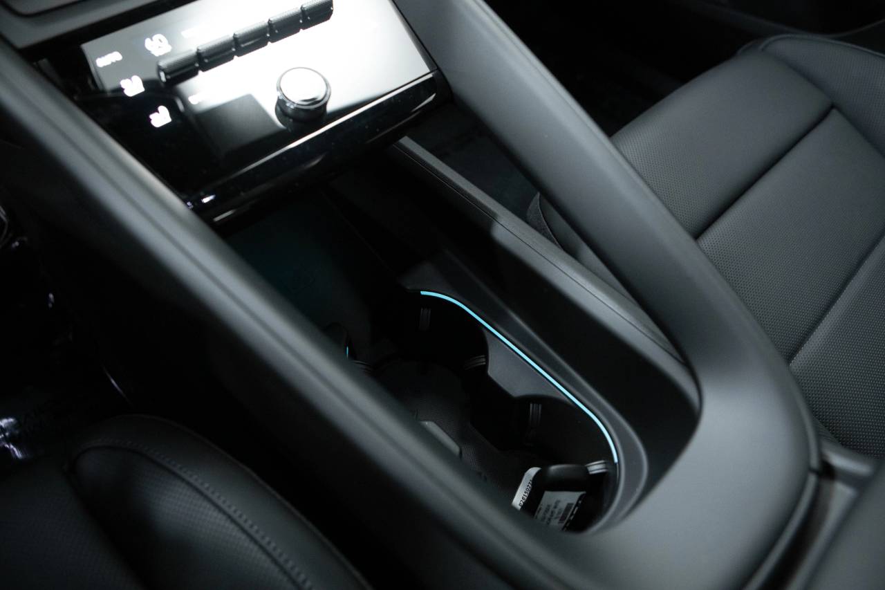 Thumbnail: 2026 Porsche Macan - 30