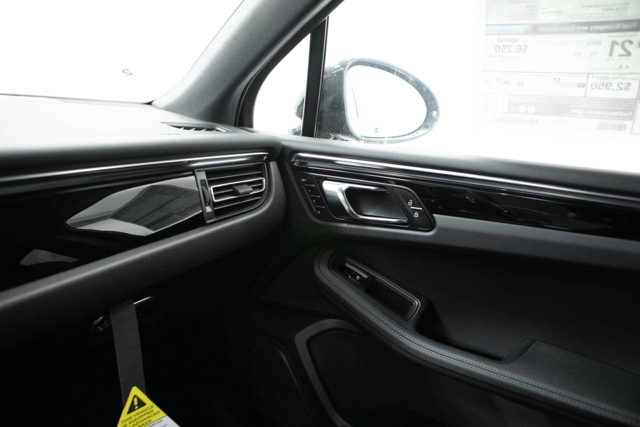 Thumbnail: 2026 Porsche Macan - 34