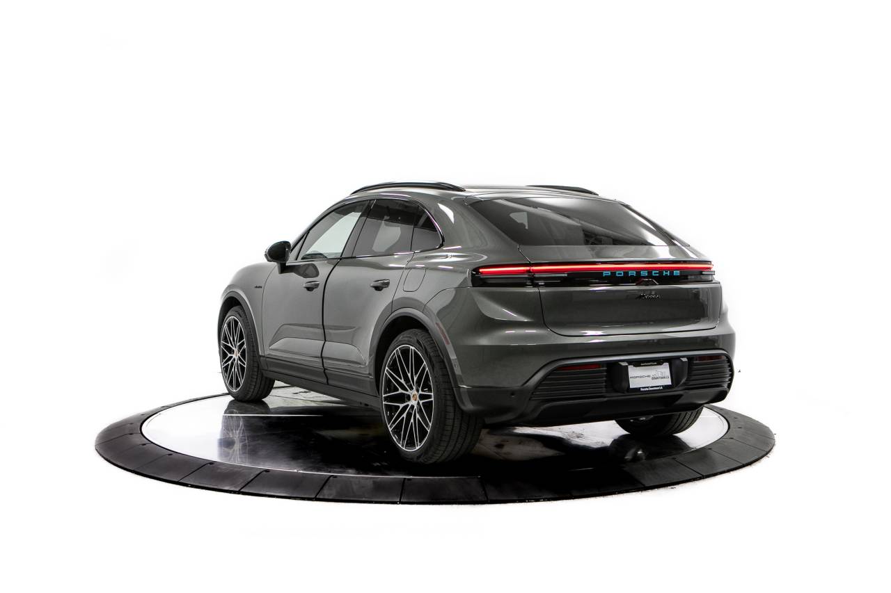 Thumbnail: 2026 Porsche Macan - 3
