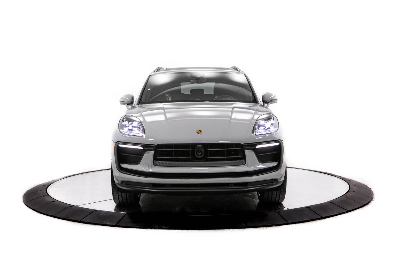 Thumbnail: 2026 Porsche Macan - 10