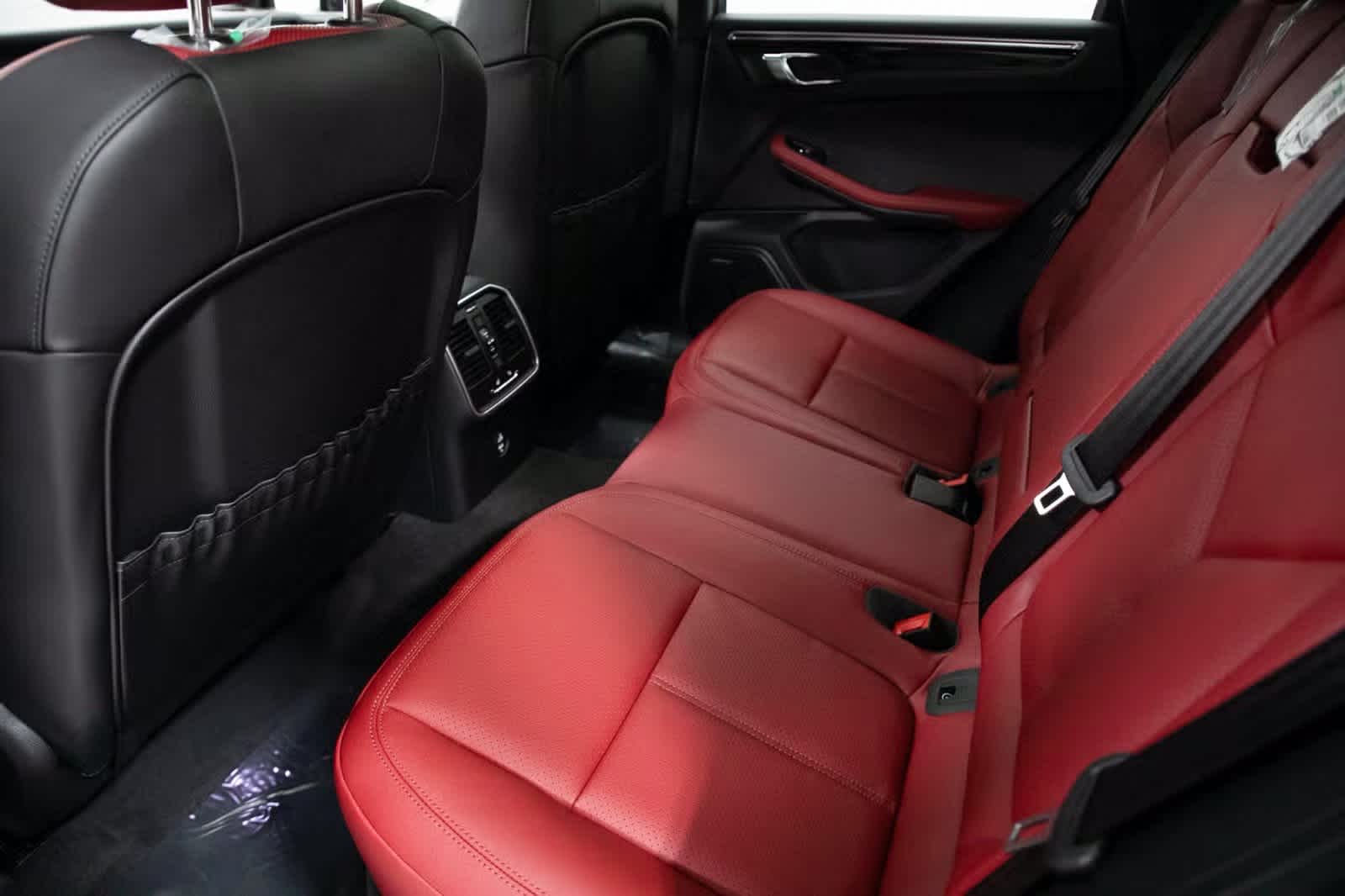 Thumbnail: 2025 Porsche Macan - 29