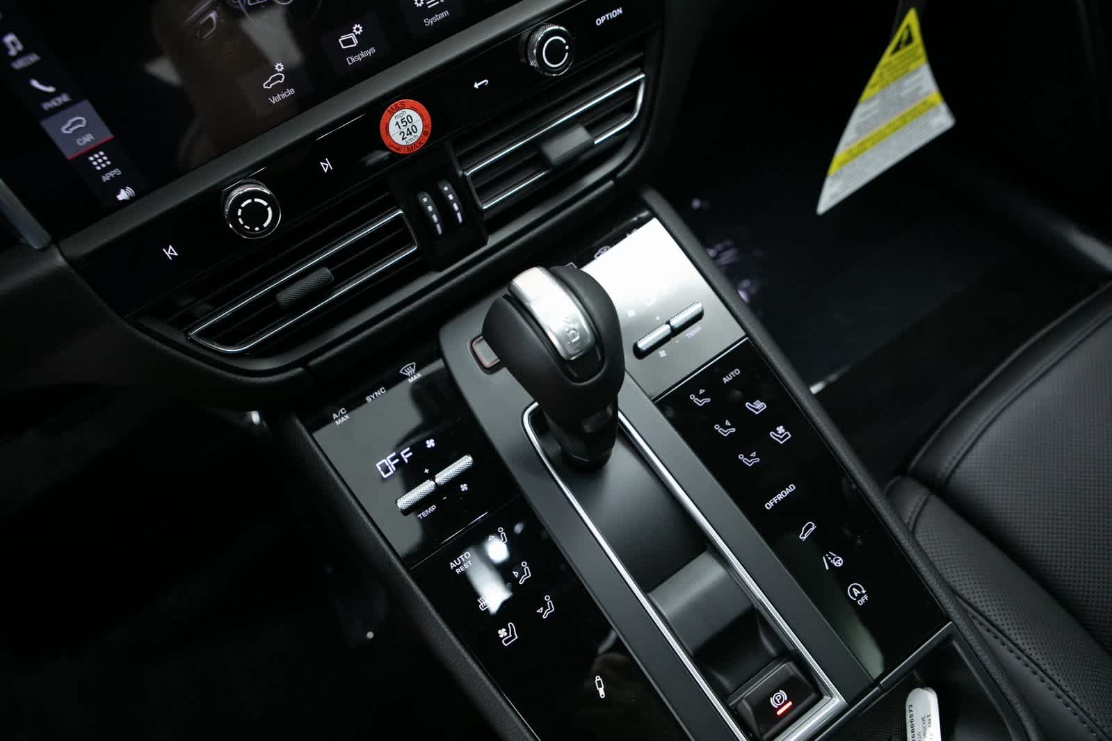 Thumbnail: 2025 Porsche Macan - 21