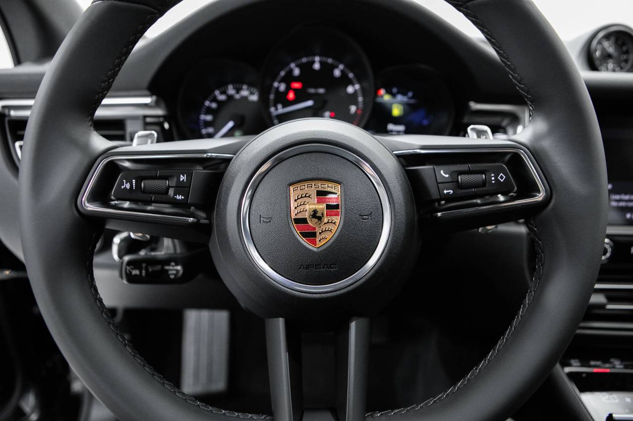 Thumbnail: 2026 Porsche Macan - 20