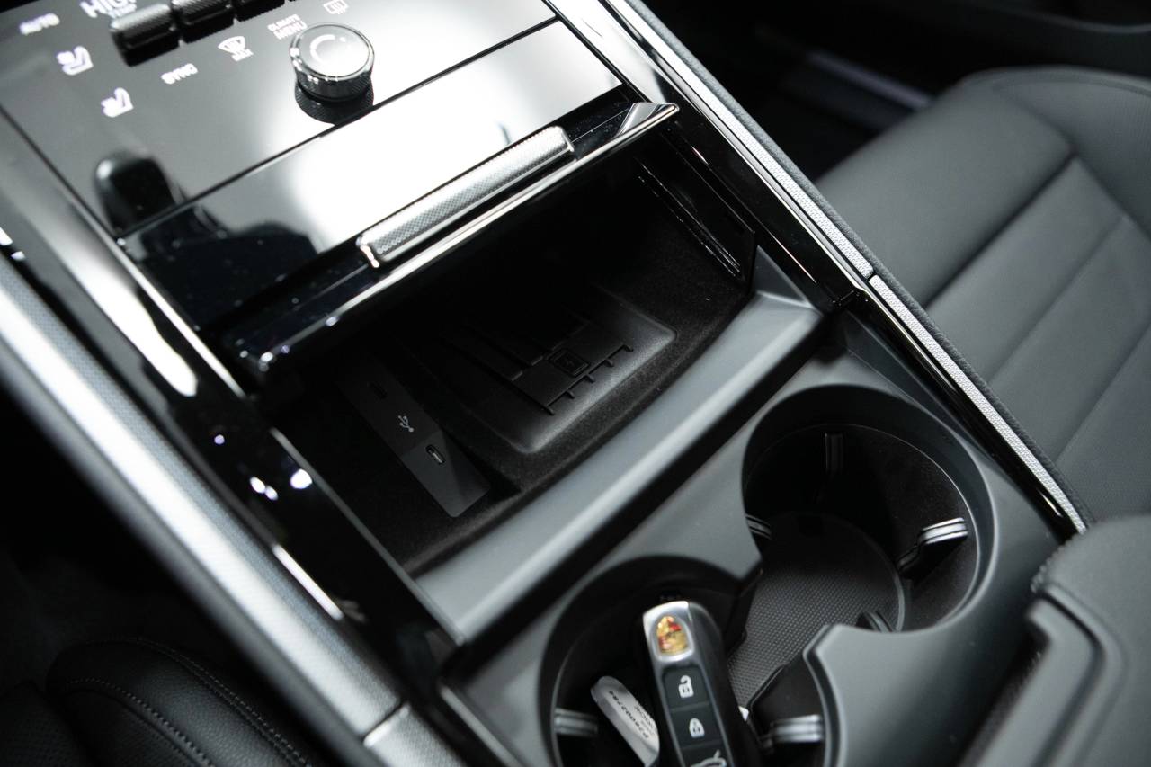 Thumbnail: 2026 Porsche Panamera - 30