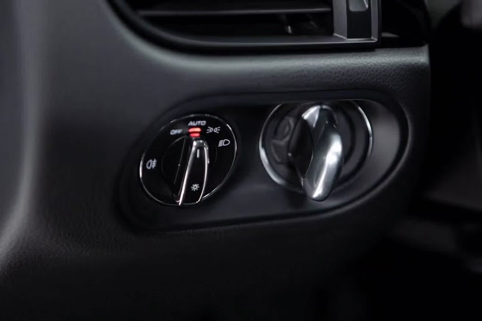 Thumbnail: 2025 Porsche Macan - 21